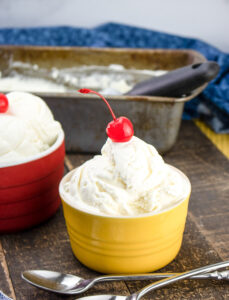Vanilla ice cream in 2 dishes